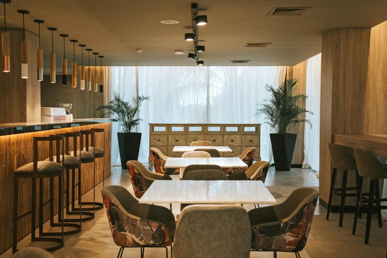 Howard Johnson Plaza La Ribera ريسيستينسيا المظهر الخارجي الصورة