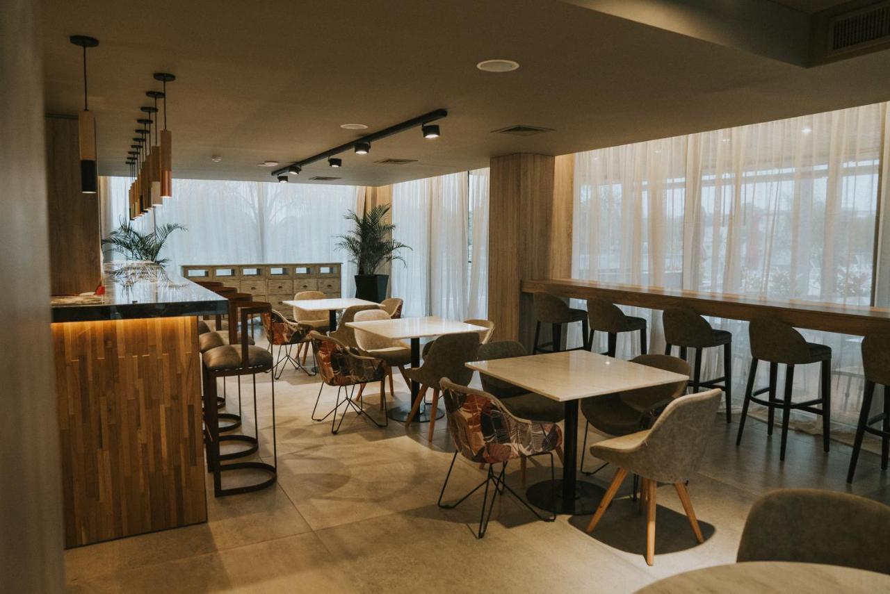 Howard Johnson Plaza La Ribera ريسيستينسيا المظهر الخارجي الصورة
